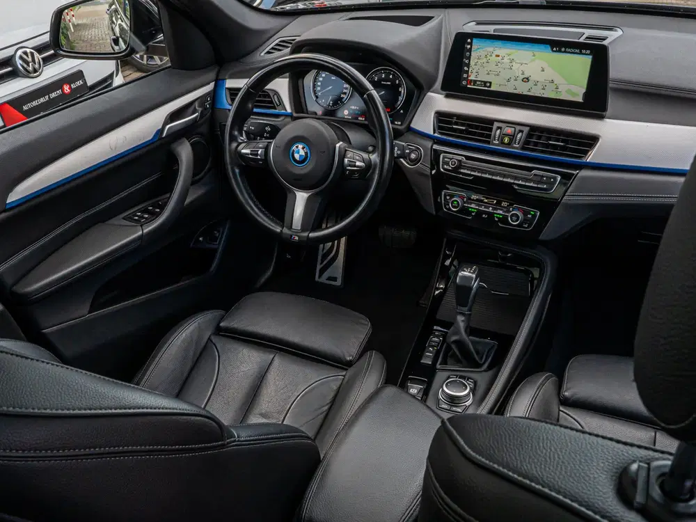BMW X1 xDrive25e High Exe M-Sport PANO CAMERA HUD uit 2022, foto 2