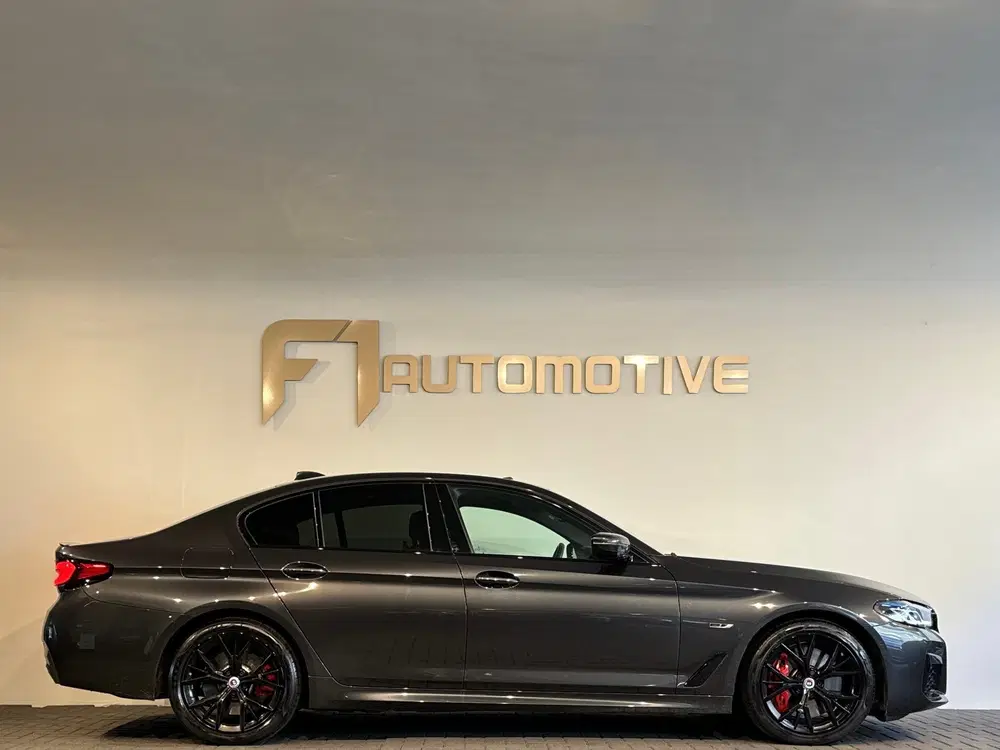 BMW 5-serie 545e xDrive Pano uit 2022, foto 11