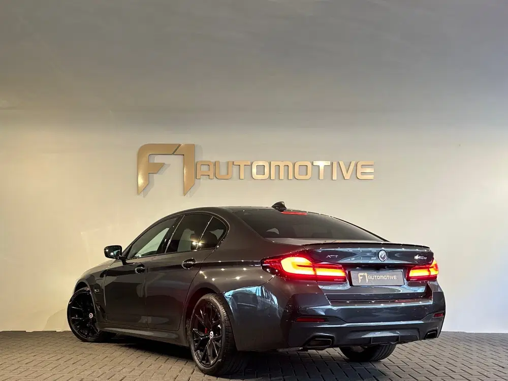 BMW 5-serie 545e xDrive Pano uit 2022, foto 2