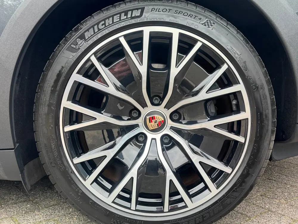 Porsche Taycan 4 Luchtvering uit 2022, foto 12