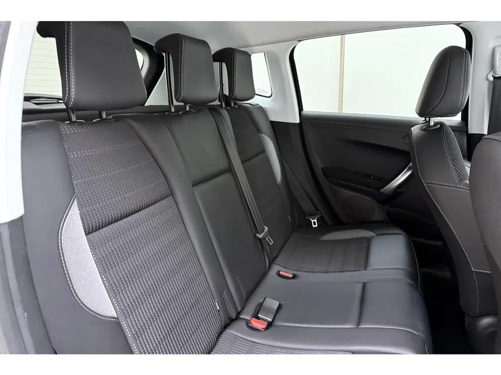 Peugeot 2008 1.2 PureTech Allure uit 2019, foto 15