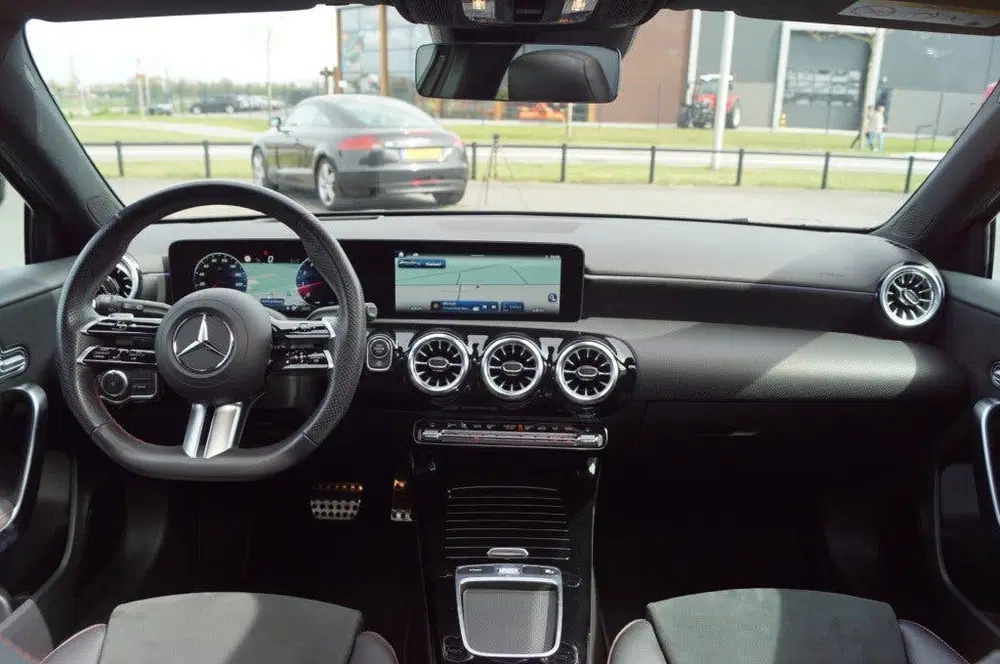 Mercedes-Benz A-Klasse 200 AMG LINE uit 2023, foto 4