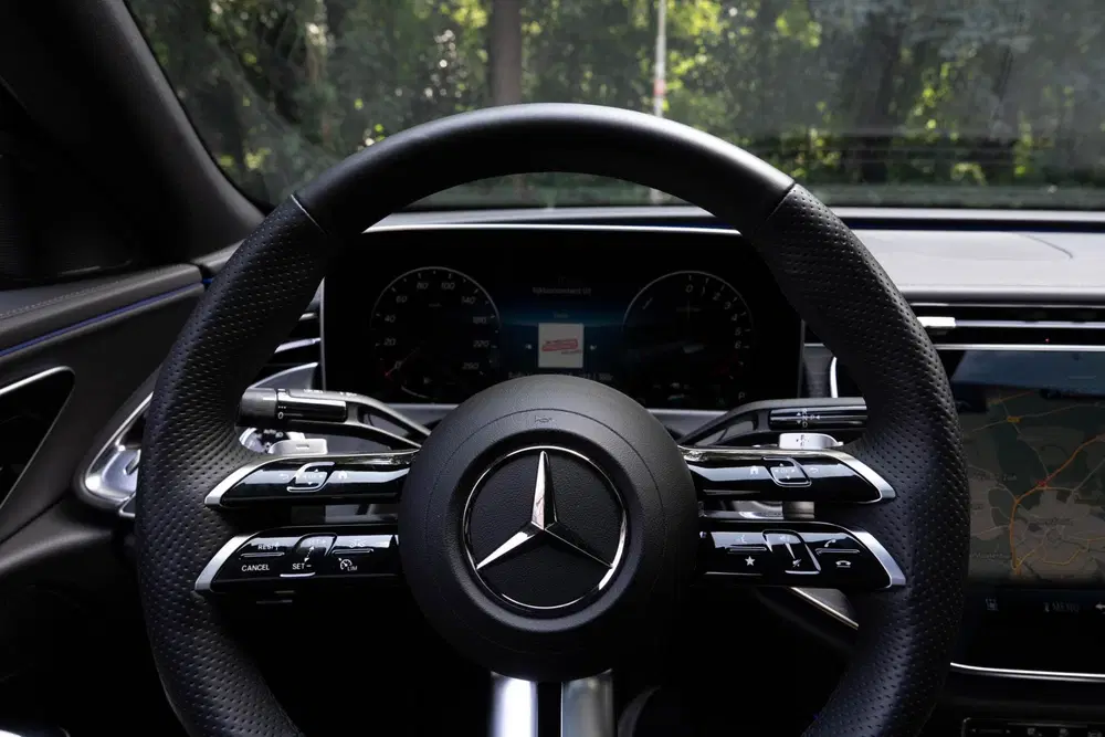 Mercedes-Benz E-Klasse 300 e AMG Line uit 2023, foto 11