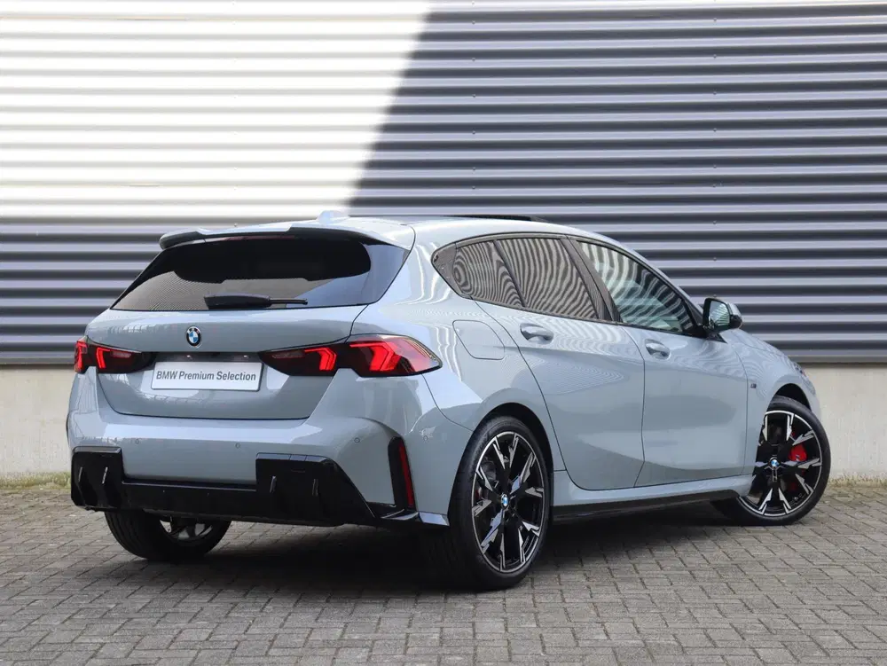 BMW 1-serie 5-deurs 120 uit 2026, foto 2