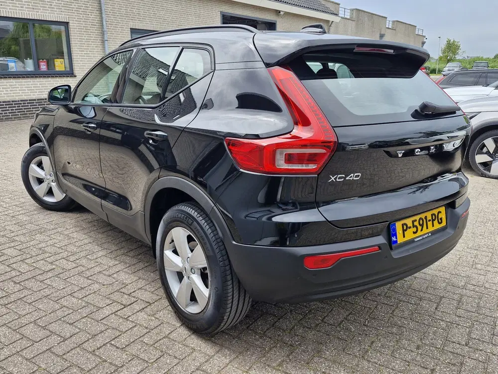 Volvo XC40 T2 Momentum uit 2022, foto 2