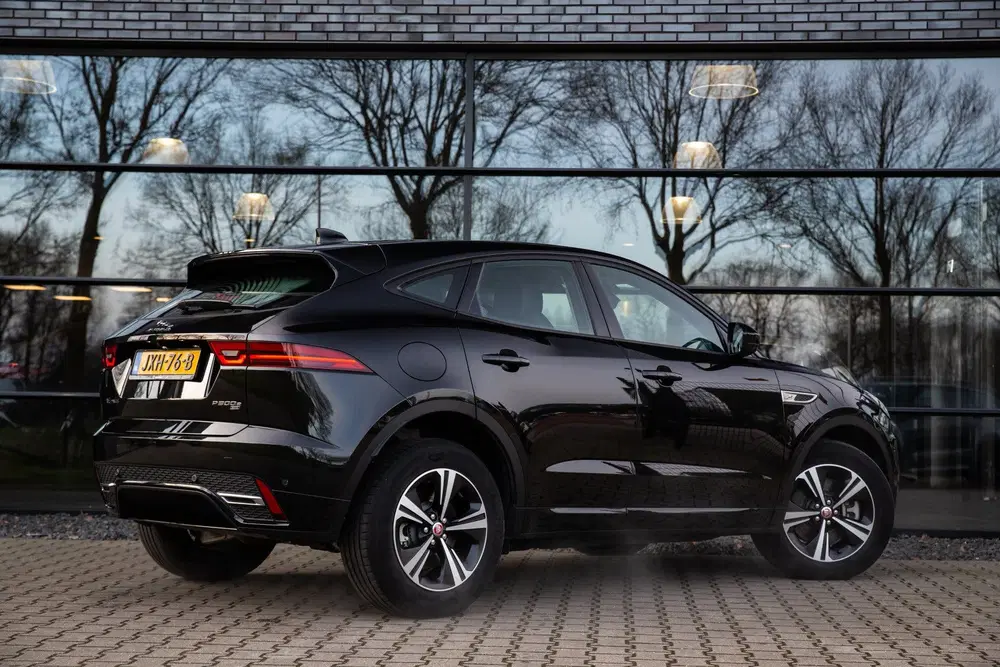 Jaguar E-Pace 1.5 P300e AWD R-Dynamic SE uit 2021, foto 2