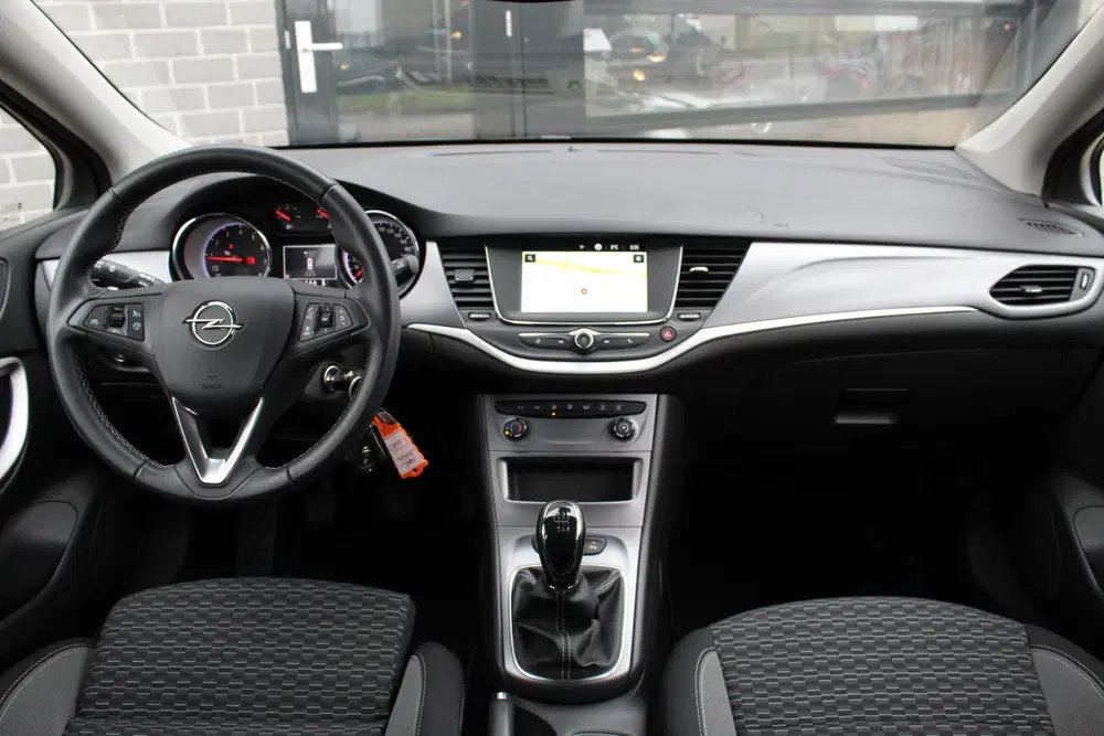 Opel Astra 1.2 Edition uit 2021, foto 2