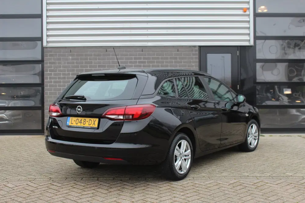 Opel Astra 1.2 Edition uit 2021, foto 3