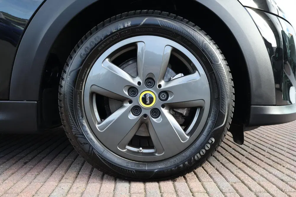 Mini Electric Essential 33 kWh uit 2021, foto 6