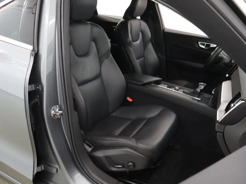 Volvo V60 2.0 T5 Momentum Pro 250pk Automaat uit 2019, foto 11