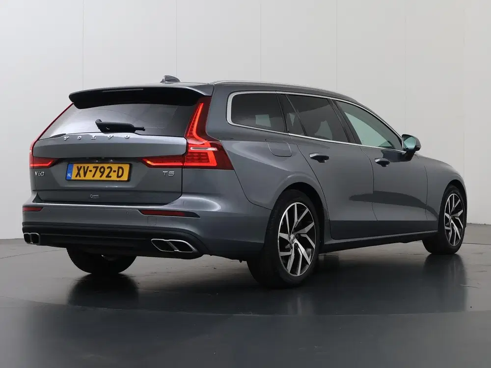 Volvo V60 2.0 T5 Momentum Pro 250pk Automaat uit 2019, foto 2