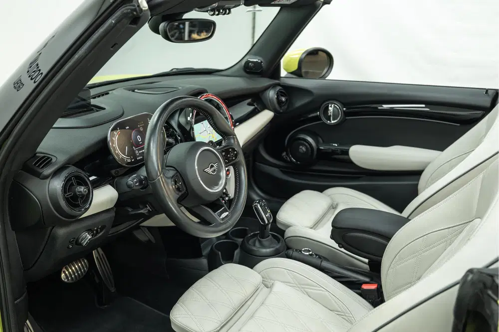 Mini Cabrio Cooper S JCW Automaat uit 2023, foto 12