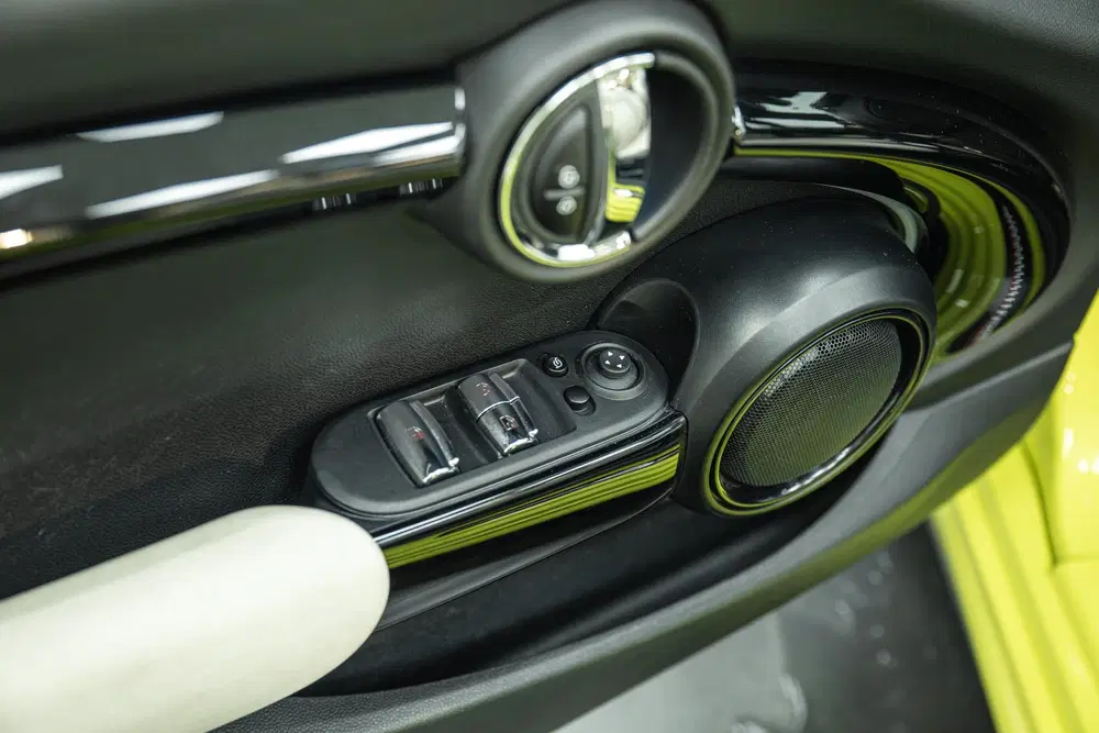 Mini Cabrio Cooper S JCW Automaat uit 2023, foto 15