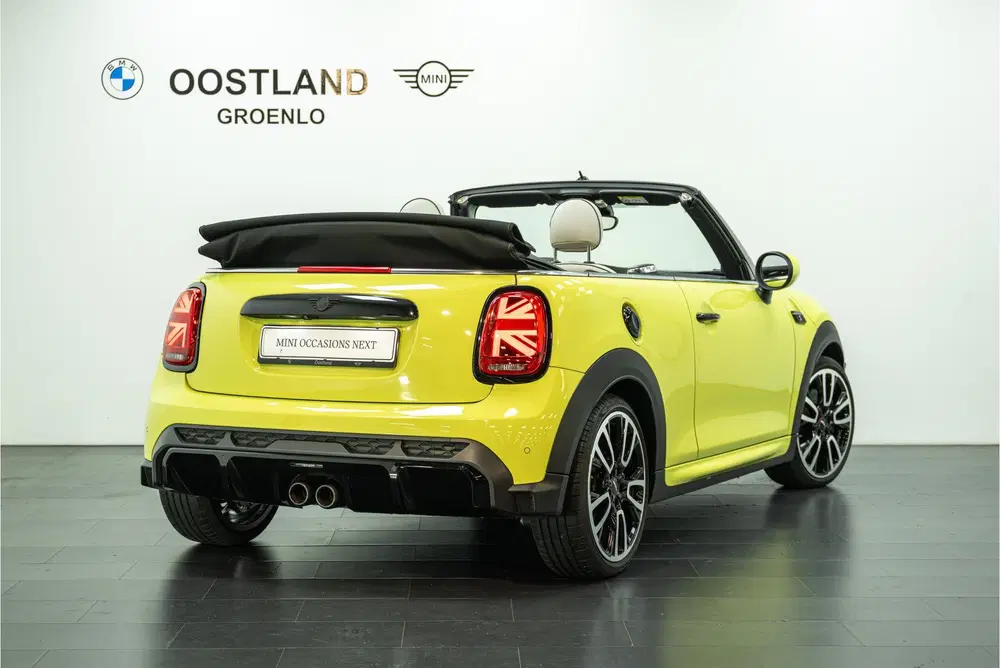 Mini Cabrio Cooper S JCW Automaat uit 2023, foto 2