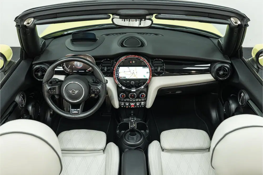 Mini Cabrio Cooper S JCW Automaat uit 2023, foto 3