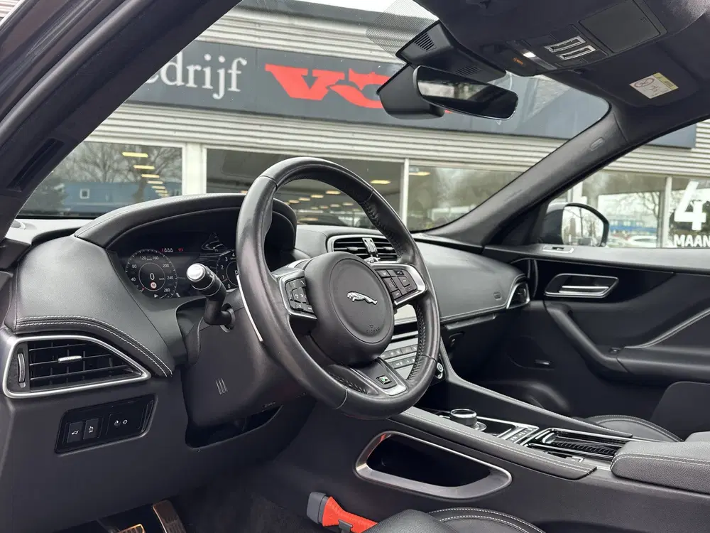Jaguar F-Pace 2.0t AWD R-Sport uit 2020, foto 2