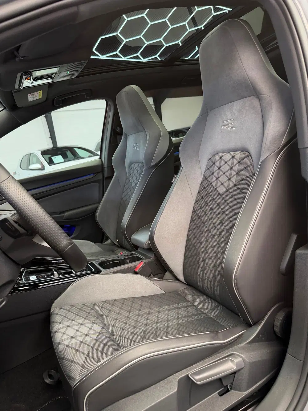 Volkswagen Golf 1.5 eTSI 3x R-Line CarPlay Panorama uit 2023, foto 4