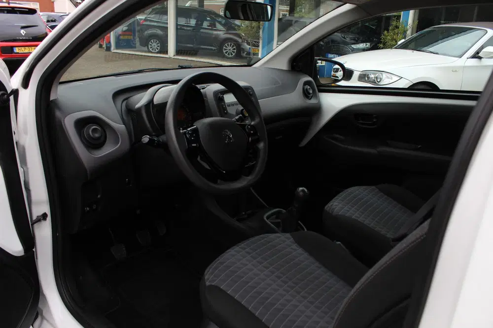 Peugeot 108 1.0i "Active" Airco uit 2020, foto 3