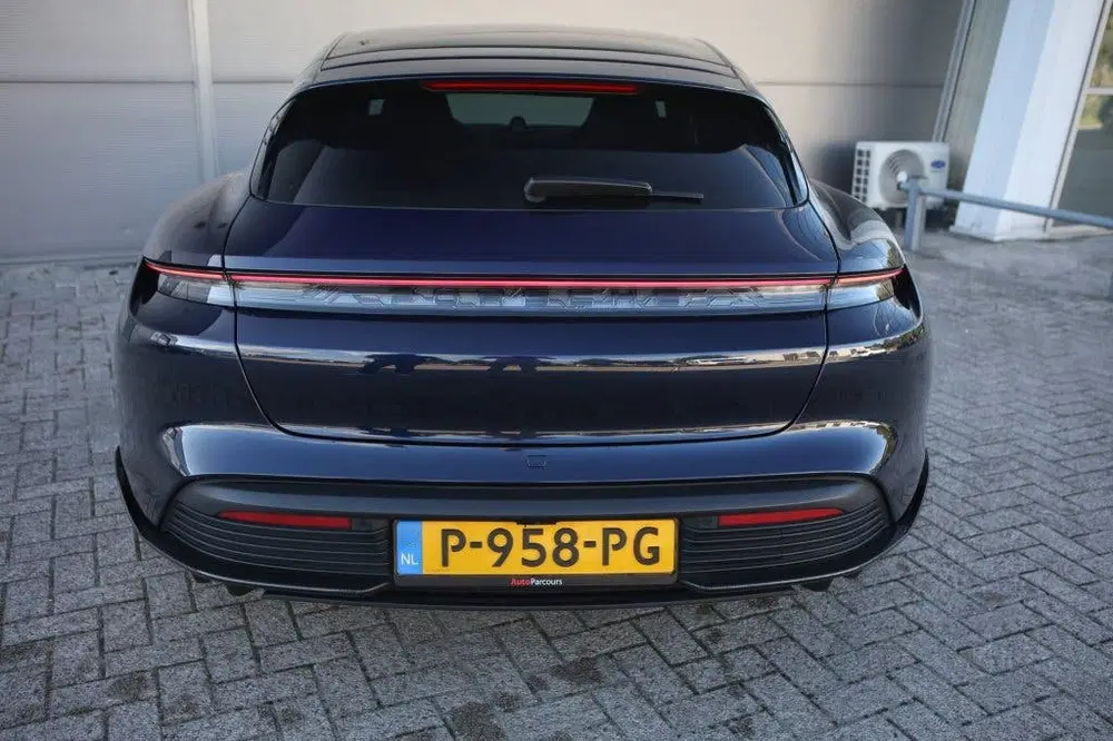 Porsche Taycan Sport Turismo GTS 93 uit 2022, foto 12