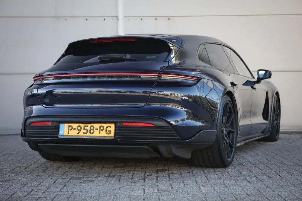 Porsche Taycan Sport Turismo GTS 93 uit 2022, foto 2