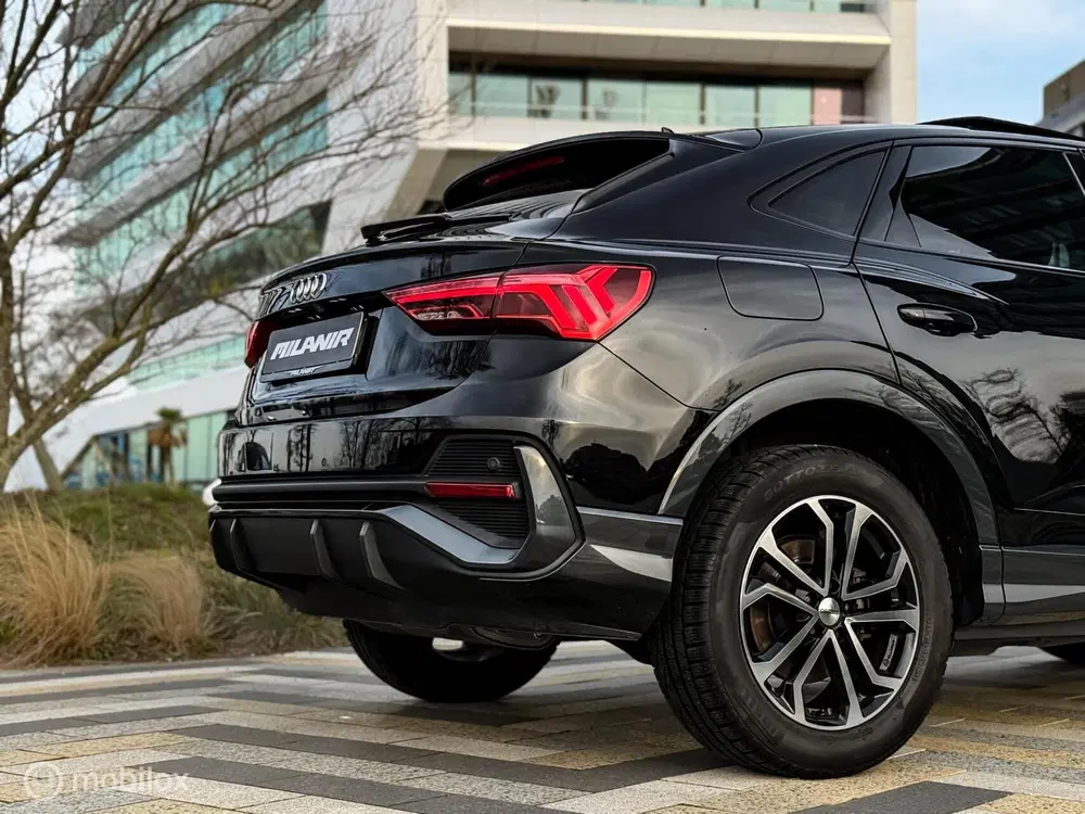 Audi Q3 45 TFSI e Blackstyle uit 2022, foto 10