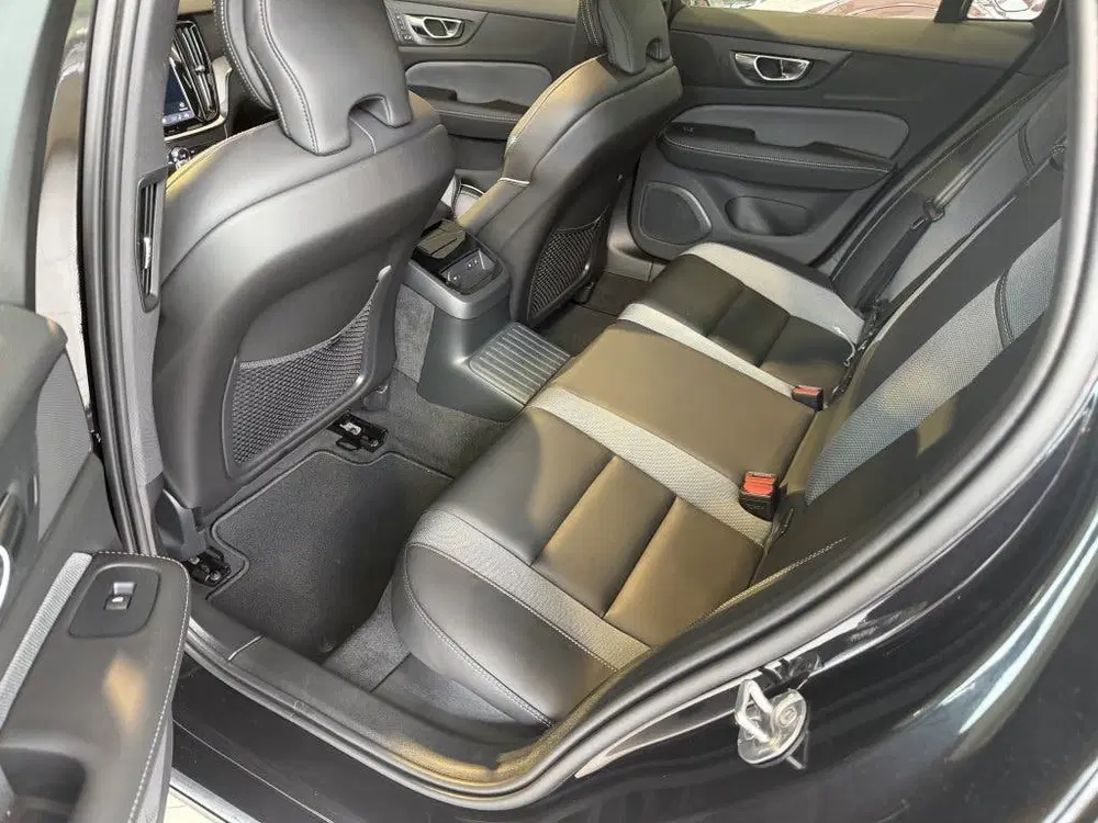 Volvo V60 2.0 T6 AWD Plus Dark uit 2026, foto 9