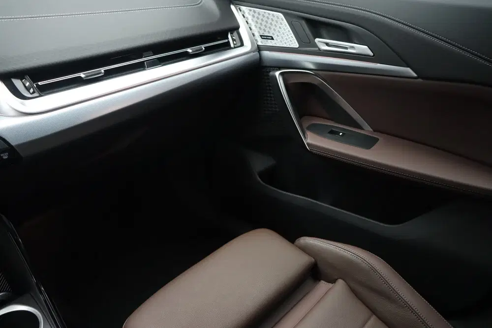 BMW iX2 eDrive20 M Sport uit 2025, foto 15