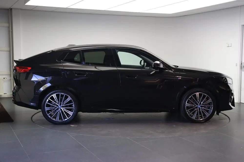 BMW iX2 eDrive20 M Sport uit 2025, foto 4