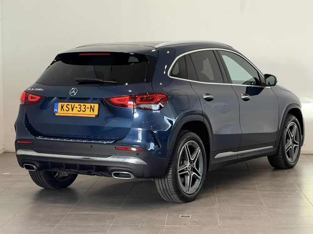 Mercedes-Benz GLA 250 e AMG Line uit 2023, foto 2