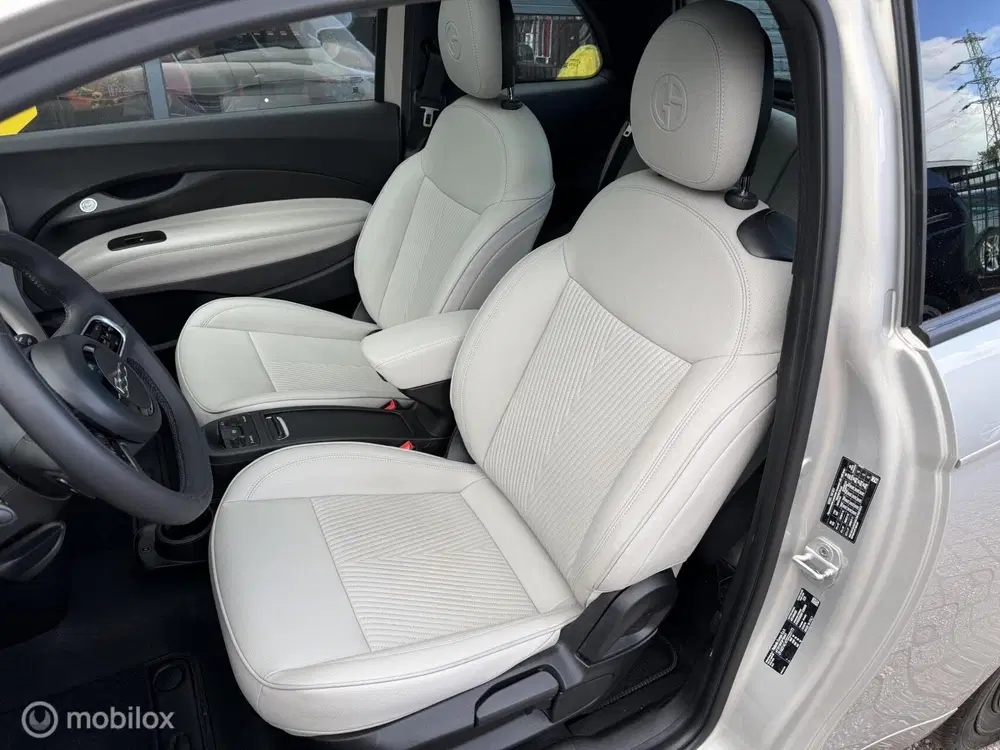 Fiat 500e Giorgio Armani 42 kWh 118 PK Airco Navi Pa uit 2025, foto 10
