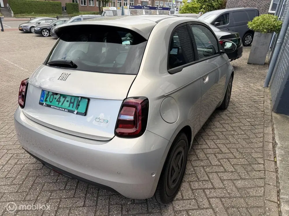 Fiat 500e Giorgio Armani 42 kWh 118 PK Airco Navi Pa uit 2025, foto 5