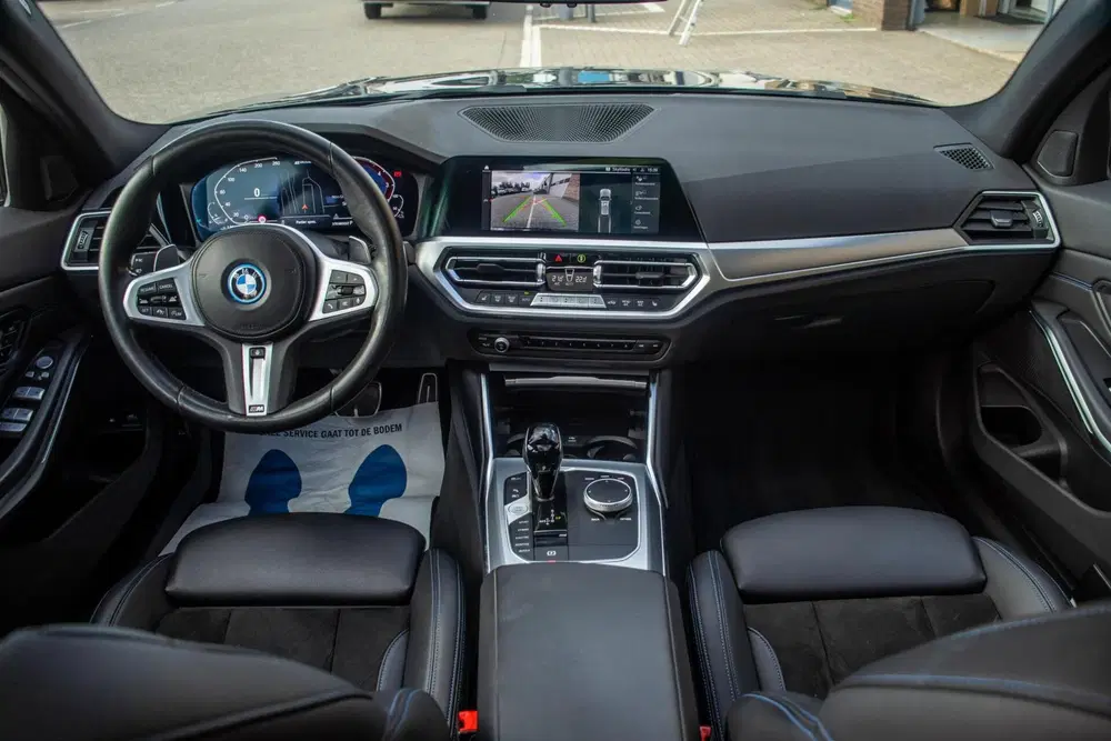 BMW 3-serie 330e M-Sport uit 2022, foto 13