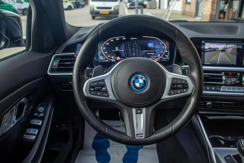 BMW 3-serie 330e M-Sport uit 2022, foto 14