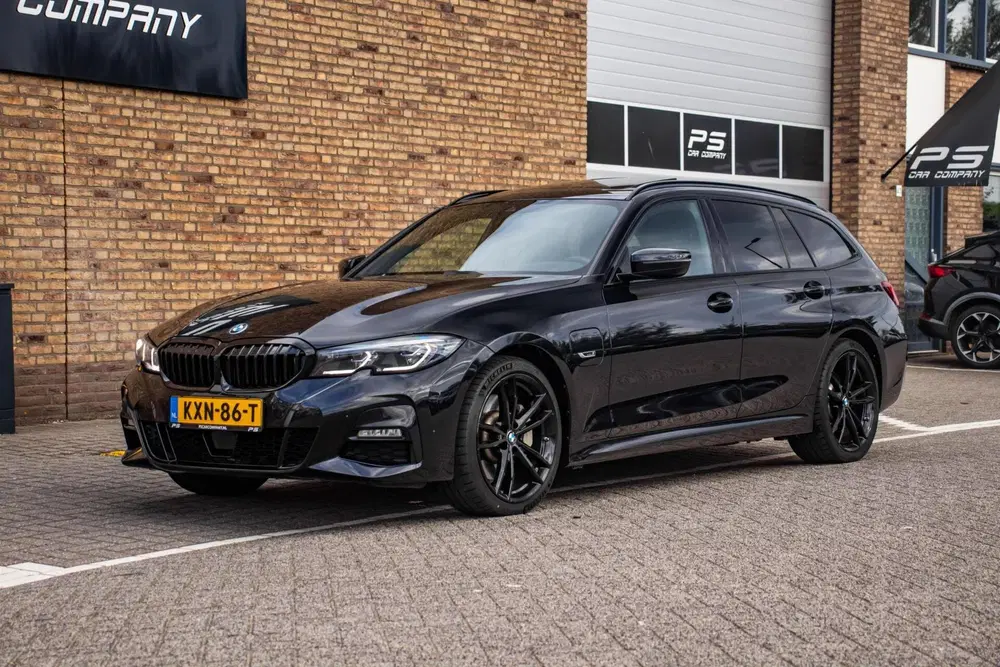 BMW 3-serie 330e M-Sport uit 2022, foto 2