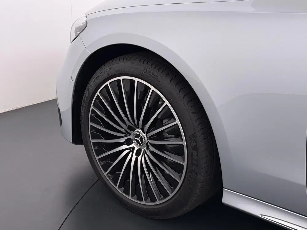 Mercedes-Benz E-Klasse 300 e AMG Line uit 2025, foto 4