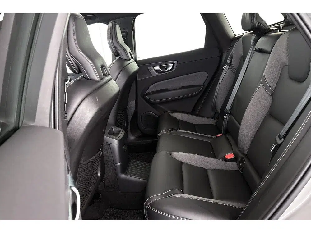 Volvo XC60 2.0 T6 Plug-in hybrid AWD R-Design Pano Tr uit 2022, foto 10