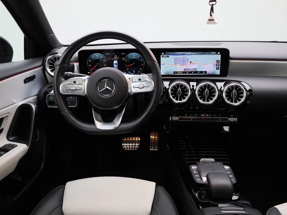 Mercedes-Benz A-Klasse 250 AMG Line uit 2022, foto 2