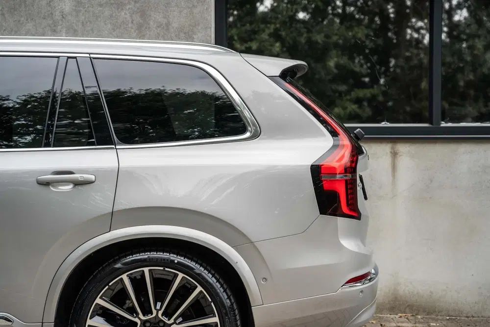 Volvo XC90 T8 Plus Bright B&W Pano Lucht 360 HUD Trek uit 2025, foto 12