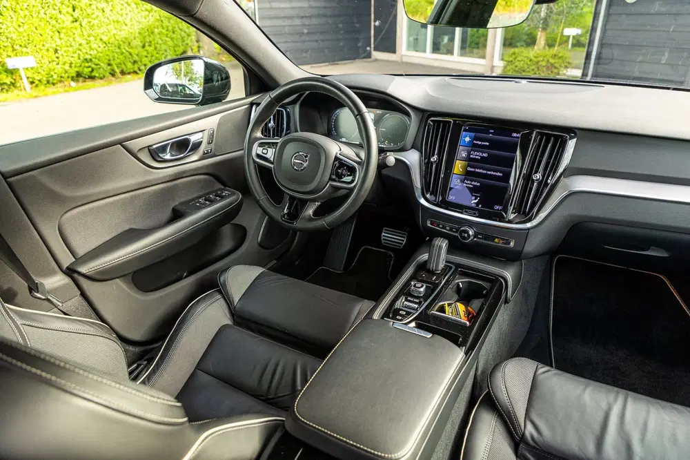 Volvo S60 2.0 Recharge T6 AWD R-Design 20inch I Maxt uit 2021, foto 2