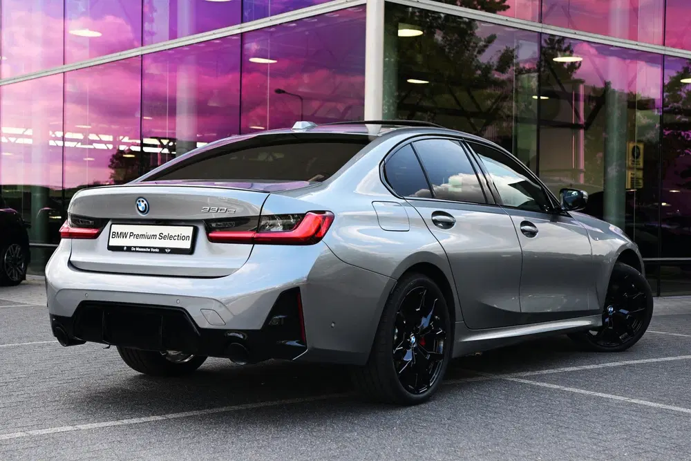 BMW 3-serie 330e M Sport Automaat uit 2025, foto 2