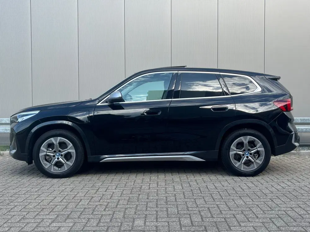 BMW X1 xDrive25e Panorama dak uit 2024, foto 2