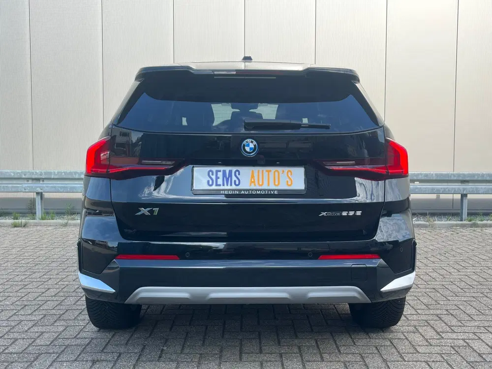 BMW X1 xDrive25e Panorama dak uit 2024, foto 4
