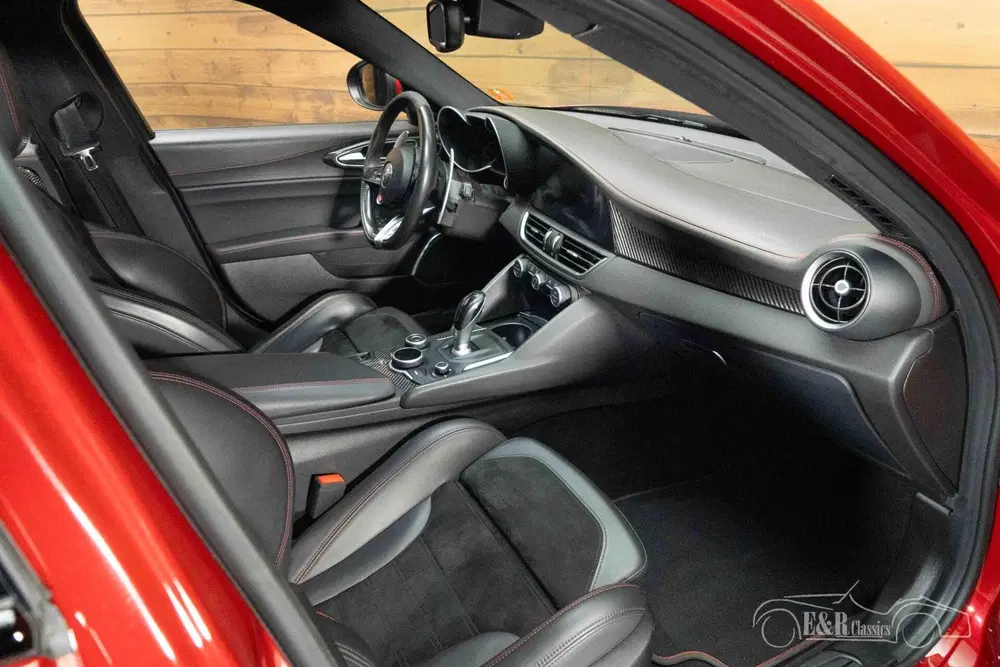 Alfa Romeo Giulia Sedan uit 2019, foto 10