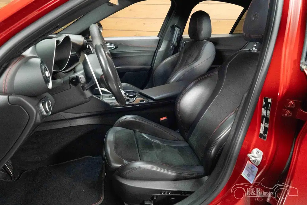 Alfa Romeo Giulia Sedan uit 2019, foto 12