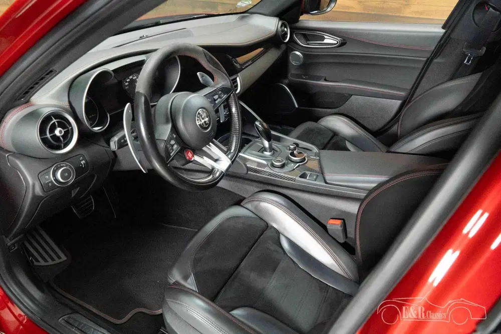 Alfa Romeo Giulia Sedan uit 2019, foto 2