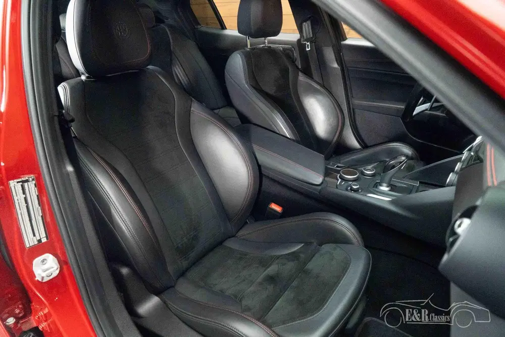 Alfa Romeo Giulia Sedan uit 2019, foto 7