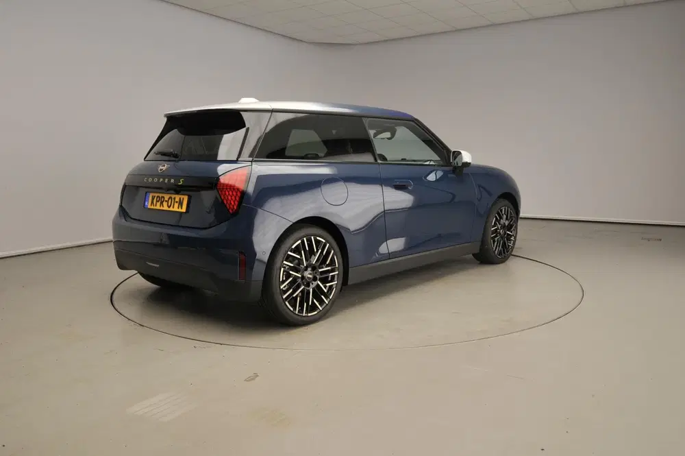 Mini Cooper SE Cooper SE Favoured M 54.2 kWh Panoramadak uit 2026, foto 2