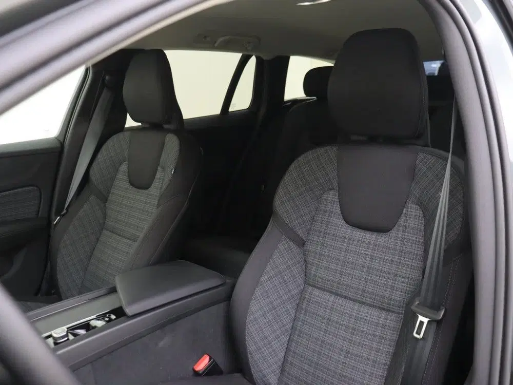 Volvo V60 B4 Essential Edition uit 2025, foto 15