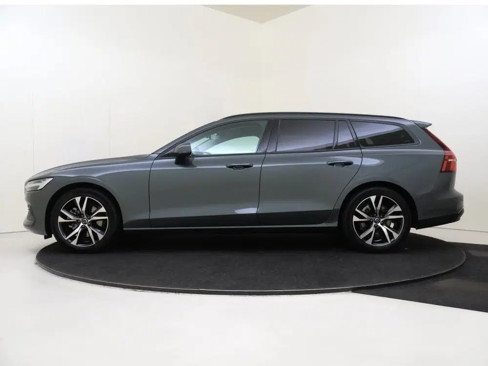 Volvo V60 B4 Essential Edition uit 2025, foto 2