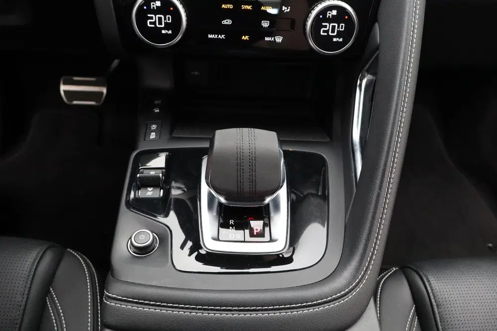 Jaguar E-Pace 1.5 P300e AWD R-Dynamic S uit 2023, foto 11